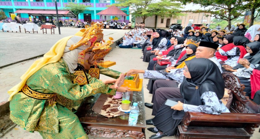 HUT PGRI dan Hari Guru Nasional, SMPN 10 Mandau Gelar Upacara Bendera dan Tari Masal