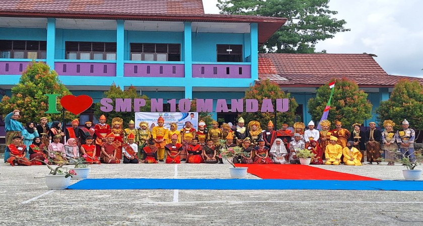 Fashion Show Pakaian Adat Tradisional di Sekolah, SMPN 10 Mandau Ikut Meriahkan Hardiknas 2023