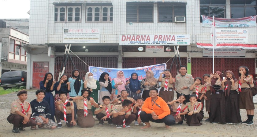 Kolaborasi Anggota OSIS dan Pramuka, Keluarga Besar SMP Negeri 10 Mandau Berbagi Takjil di Bulan Suci Ramadhan