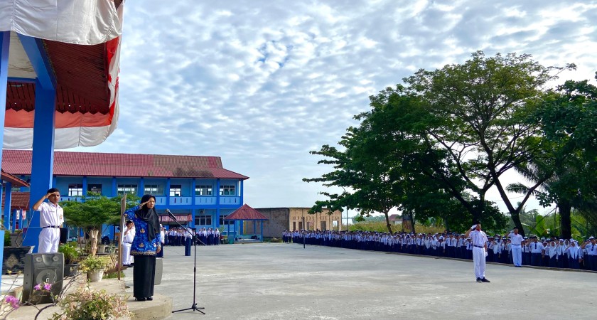 Upacara Peringatan Hari Pahlawan di SMP Negeri 10 Mandau